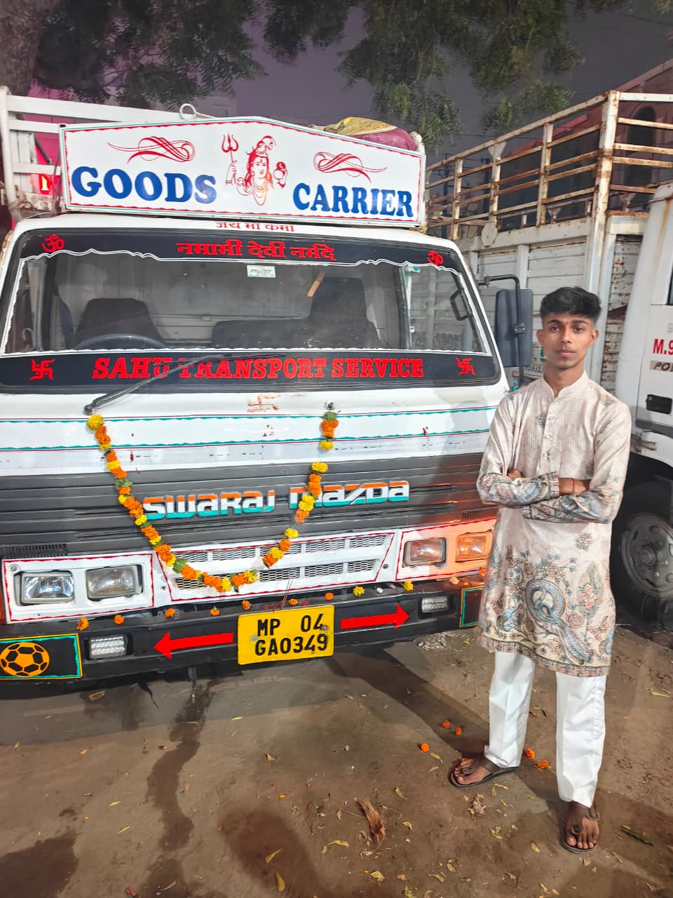 Swaraj Mazda Goods Carrier MP 04 GA 0349 of Sahu Packers and Movers Bhopal