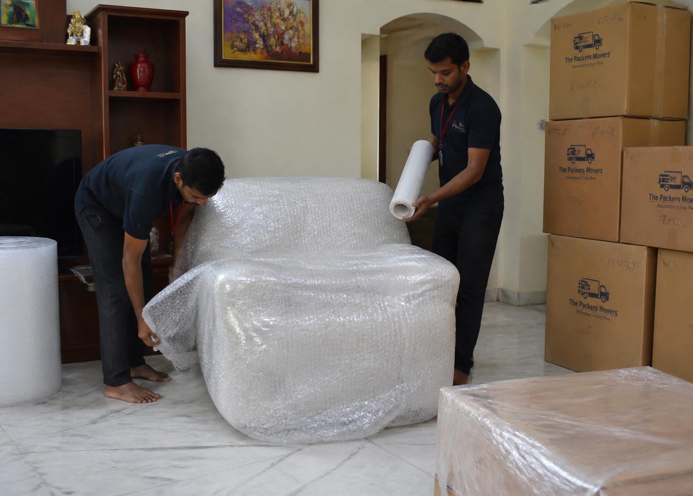 Packing furniture in bubble wrap